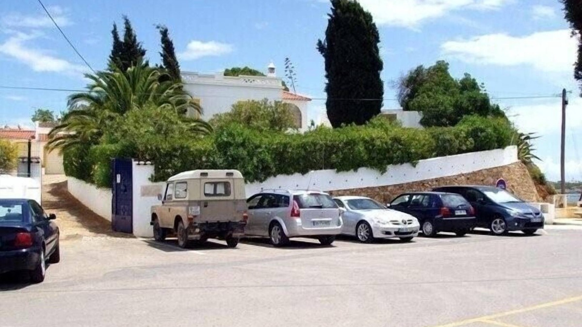 Ferragudo Apartment | Sunny ap. with pool for 2 people (+2 young) right on the sea in a prime location