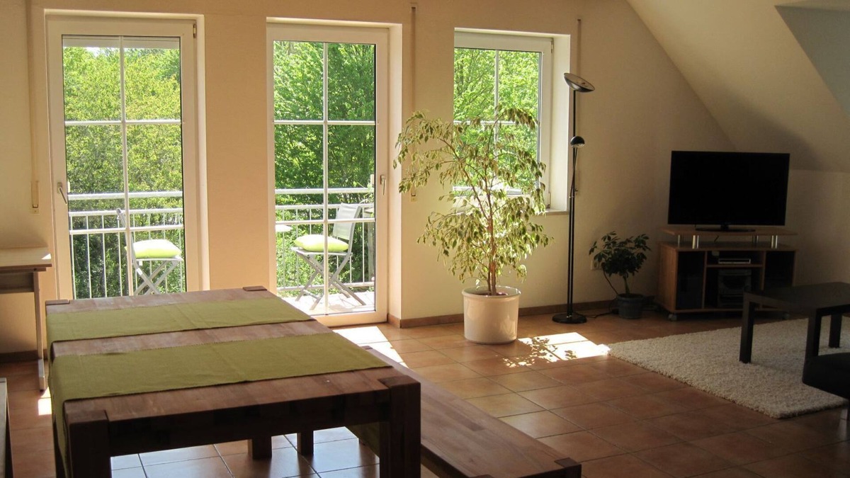 Regensburg Apartment | Sunny apartment (99 sqm) with balcony for up to 5 people