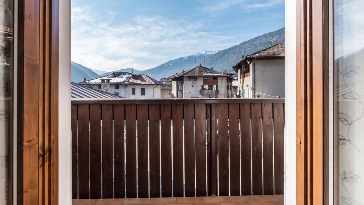 Ragoli Apartment | Sunny apartment in Giuma with mountain views and balcony