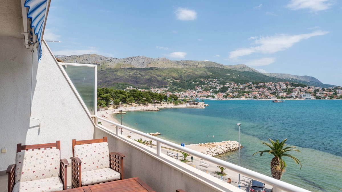 Stobrec Apartment | Sunny apartment only 10 m from the sea!