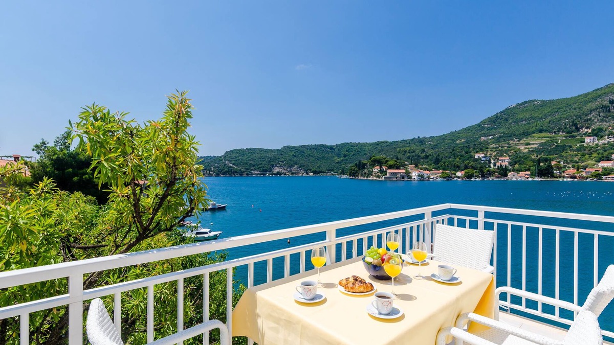 Zaton Apartment | Sunny apartment- Quiet and relaxing seafront apartment 10 minutes from Dubrovnik