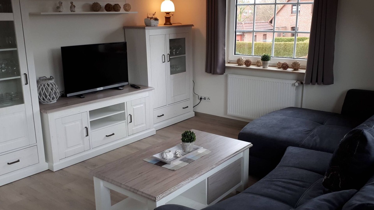 Neermoor Apartment | Sunny apartment with balcony and pond view