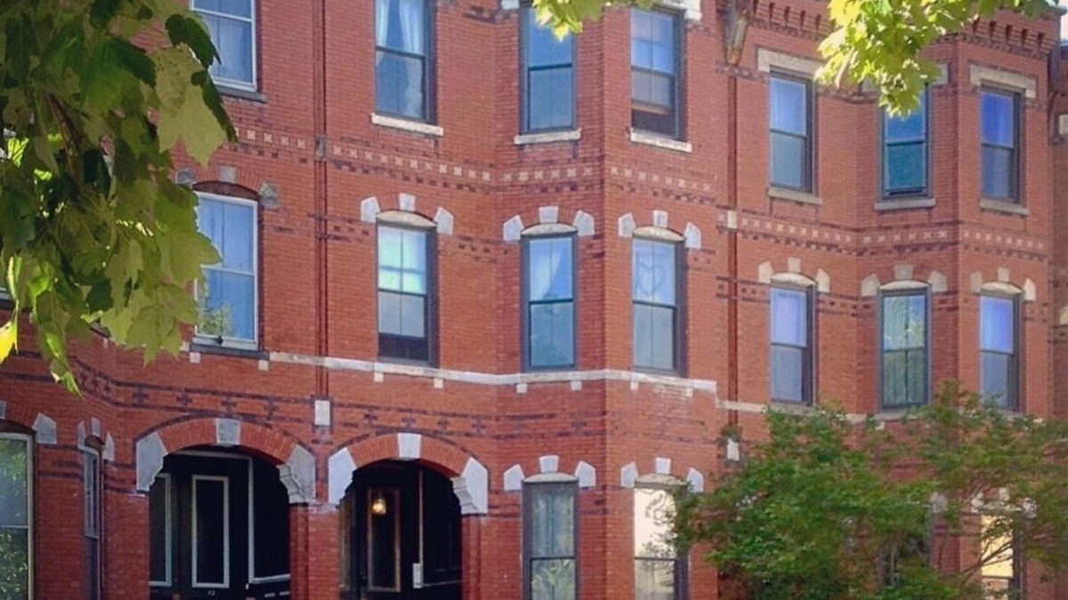 Dudley - Brunswick King Apartment | Sunny Artist Loft