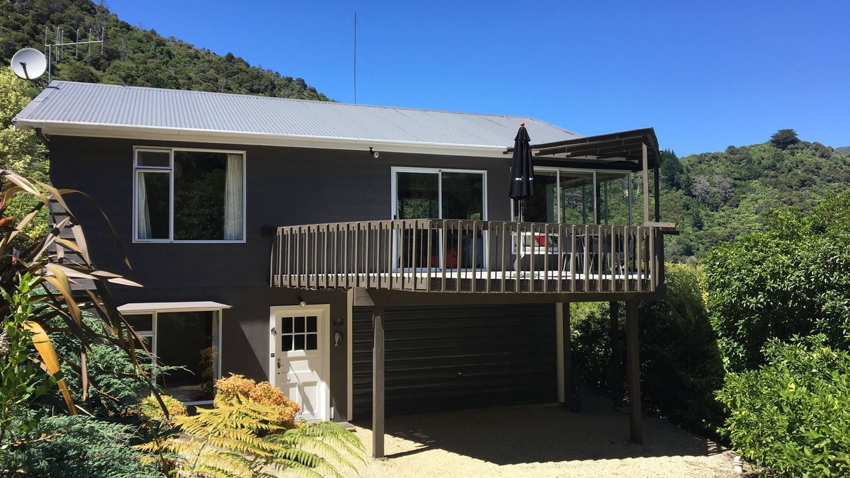 Te Mahia House | Sunny bach above secluded swimming beach