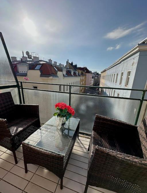 Meidling Apartment | Sunny Balcony City Apartment
