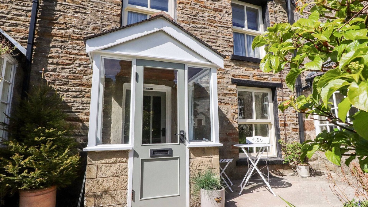Slyne Cottage | SUNNY BANK, pet friendly, character holiday cottage in Brookhouse