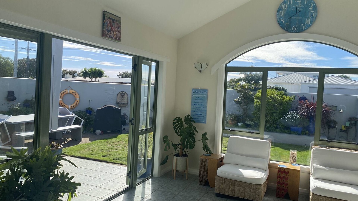 Oakura House | Sunny beach house, walking distance to surf