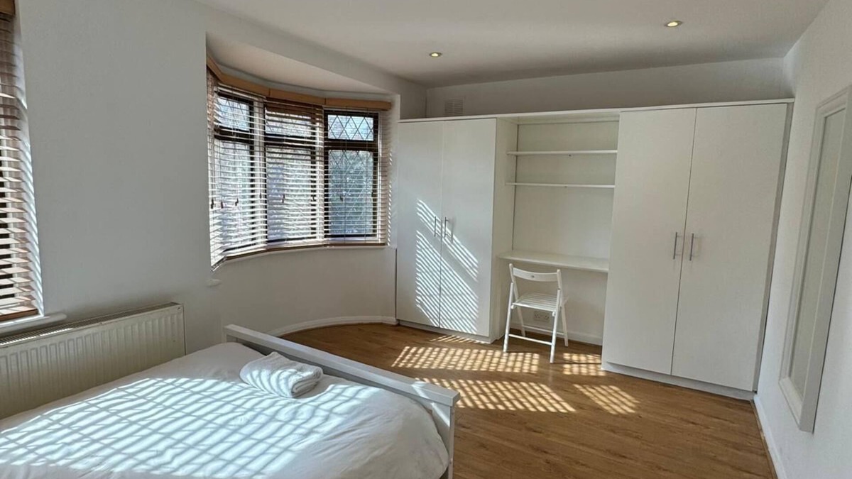 West Ham House | Sunny Big Double Room 3, Mins Walk 2 Underground, Close to Heart of London