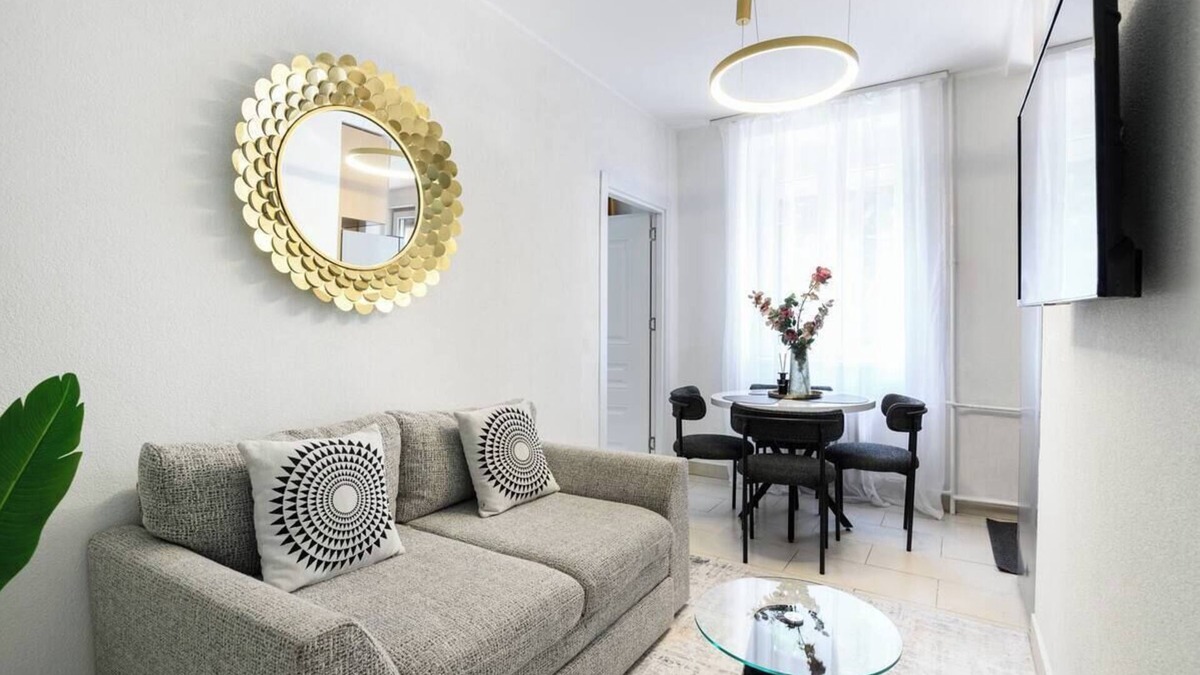 Slavija Apartment | Sunny blossom 10min.from Knez M. street, park.