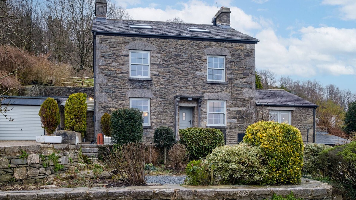 Lindale Cottage | SUNNY BRAE, family friendly, character holiday cottage in Lindale
