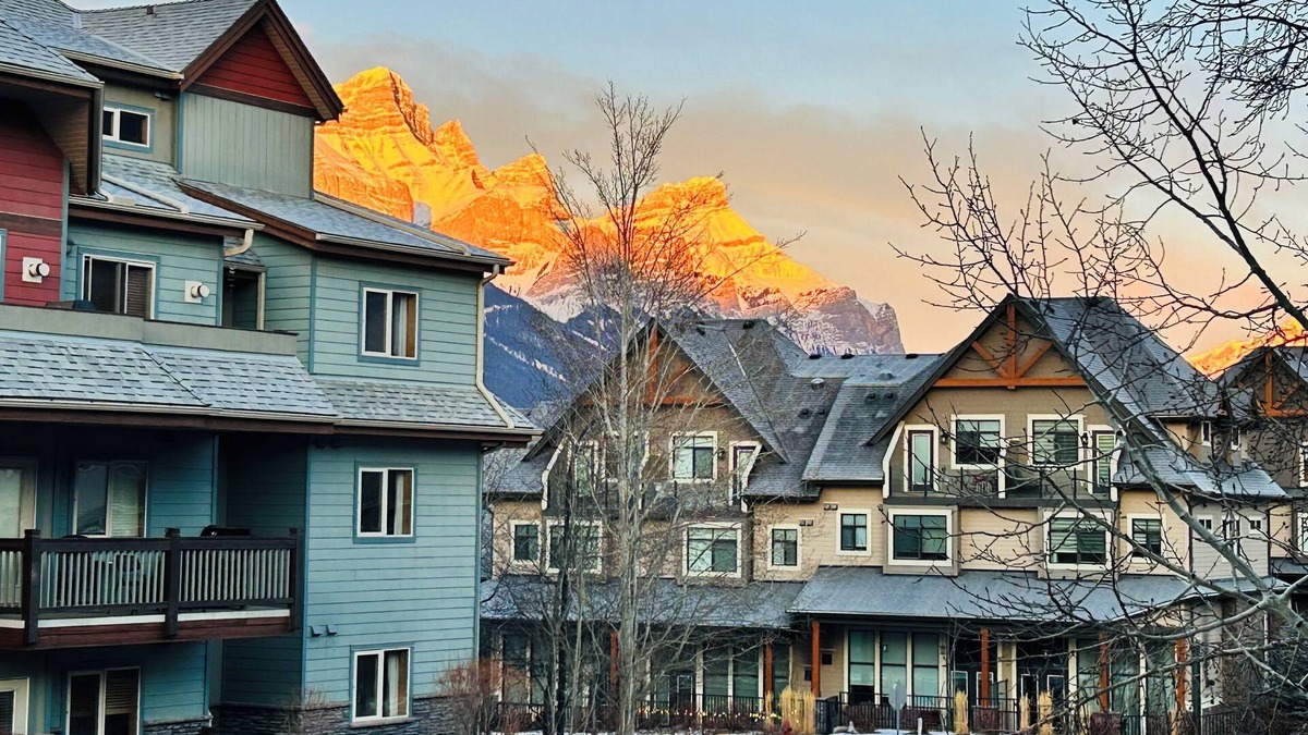 Cougar Creek Condo | SUNNY BRIGHT King Bed Suite |Full Kitchen| A/C |Free Parking| Balcony| BBQ| Gym