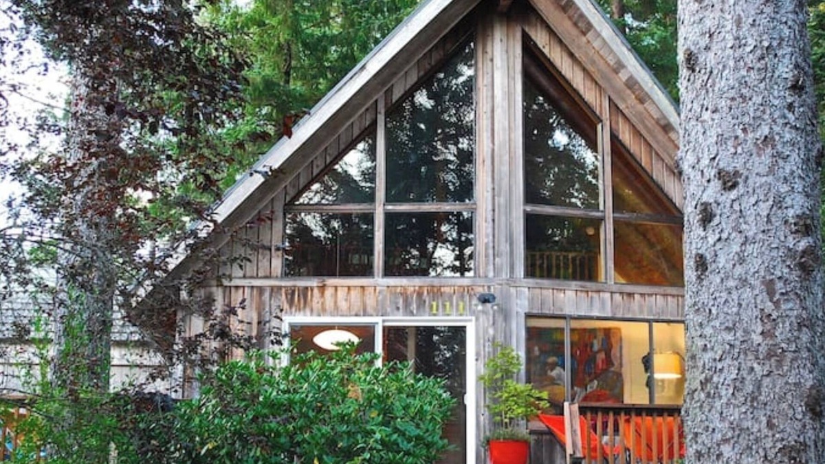 Manzanita Cabin | Sunny Cabin in Manzanita on the Oregon Coast, 5 min. walk by trail to the beach