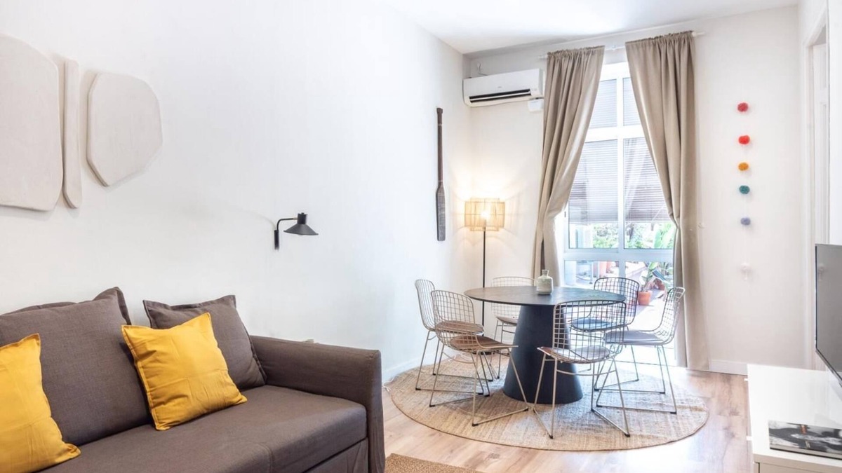 L'Antiga Esquerra de l'Eixample Apartment | Sunny central apartment with a 100m2 city oasis