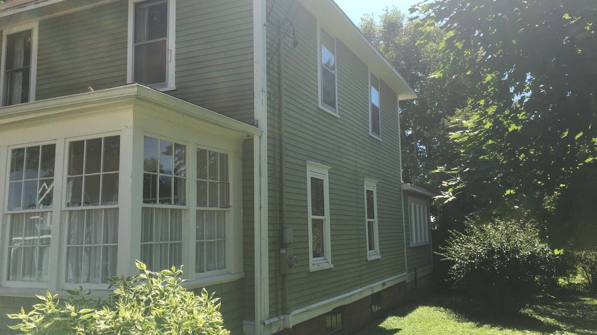 Sackville House | Sunny Century Home, walking distance to Mount Allison University