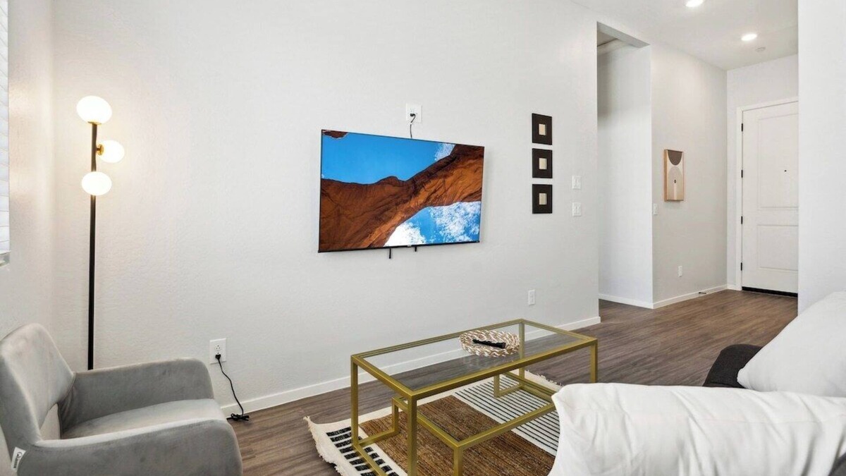 Casa Grande Apartment | Sunny Contemporary Home in Canopy at Cottonwood