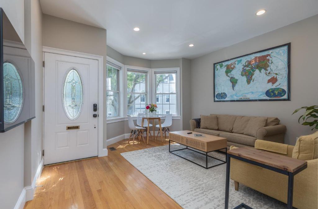 Columbus Park - Andrew Square Apartment | Sunny convenient home w/private patio! Easy walk to everything!