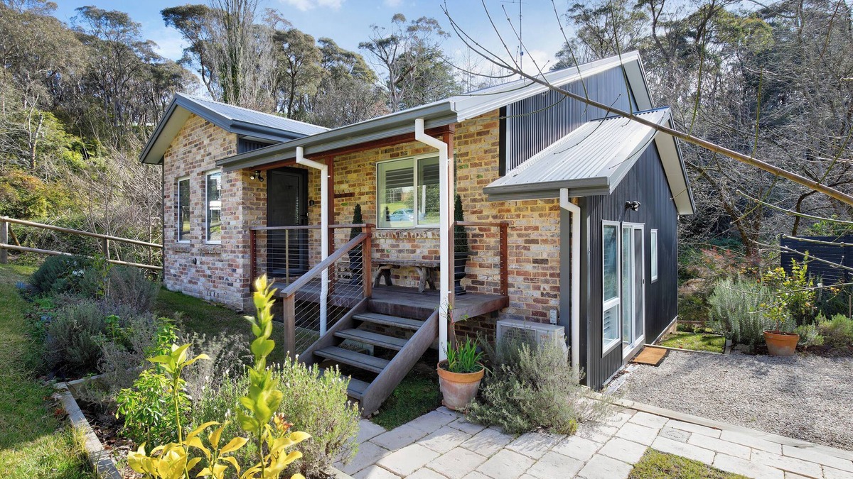 Leura House | Sunny Corner - Romantic Split Level Cottage