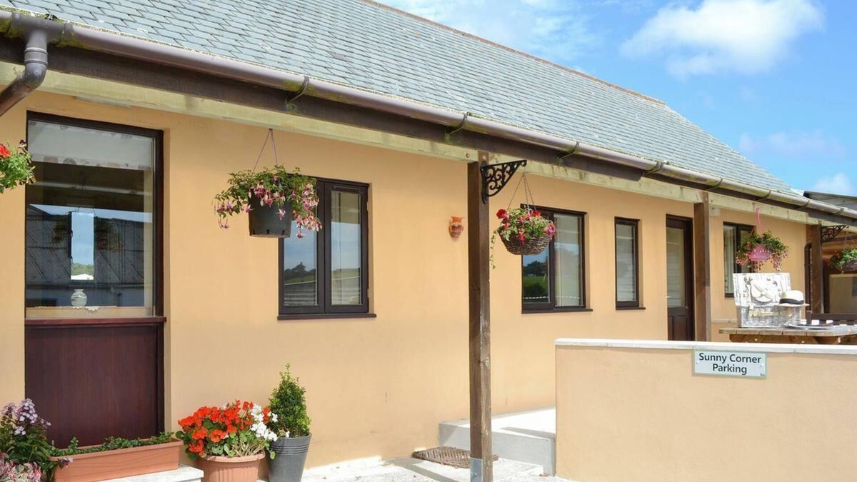 St. Keverne Cottage | Sunny Corner Self Catering Holiday Cottage on the Lizard in Cornwall.