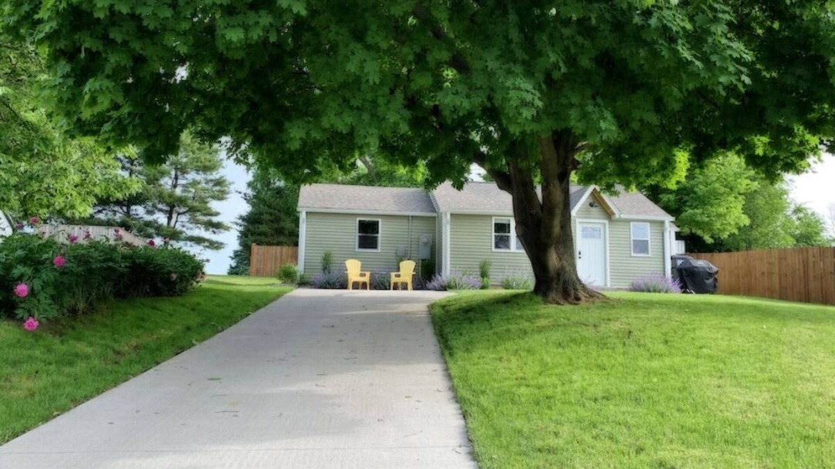 Oskaloosa House | Sunny Cottage: Fire pit, close to biking & walking trails and historic downtown.