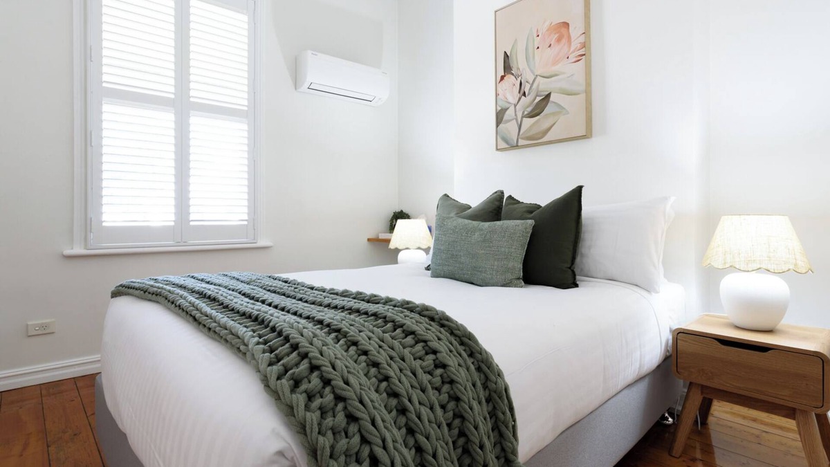 Launceston CBD Apartment | Sunny Cottage Retreat Close to Town Delights