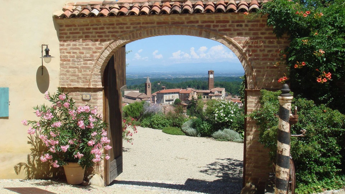 Mombaruzzo House | Sunny courtyard with panoramic views of the historic village center. For sole use
