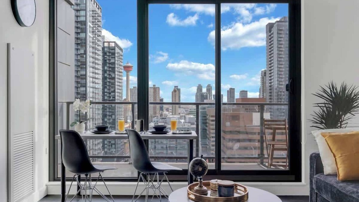 Connaught Apartment | Sunny Cozy Calgary Tower View