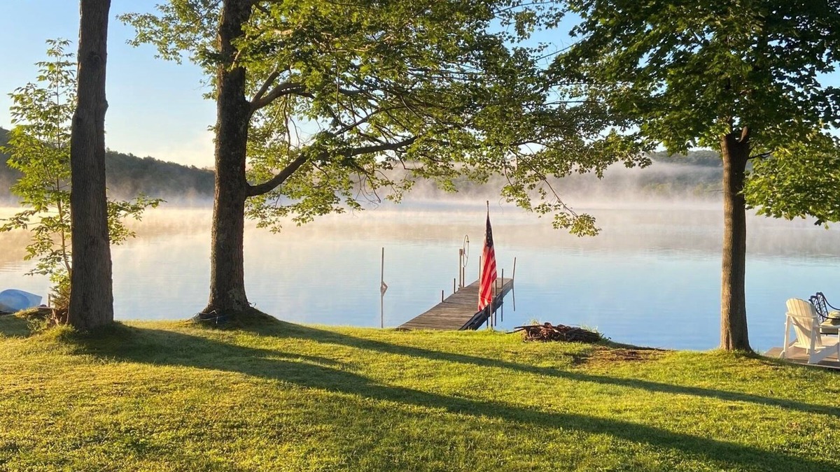West Eaton Cottage | Sunny & Cozy Lake House