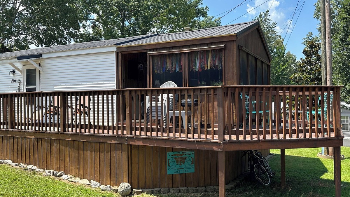 Benton House | “Sunny Daze” Family-friendly 2-bedroom with a short walk to Kentucky Lake!