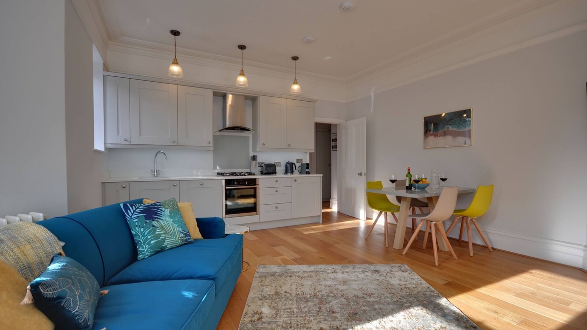 Westbourne Apartment | Sunny Daze: Very Close to Beach, 2 Bedrooms, Luxury Edwardian Refurbishment