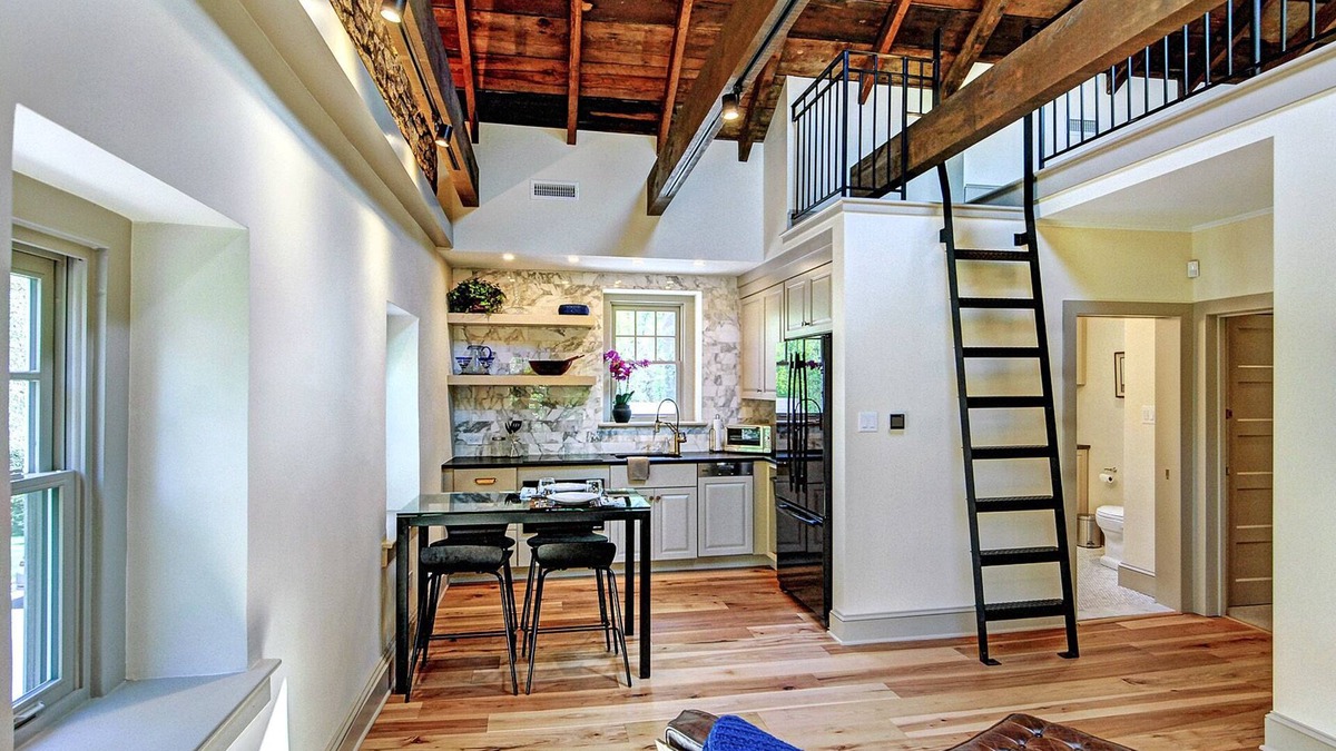 Ambler House | Sunny Executive Carriage House/Guest House located in Blue Bell, PA.
