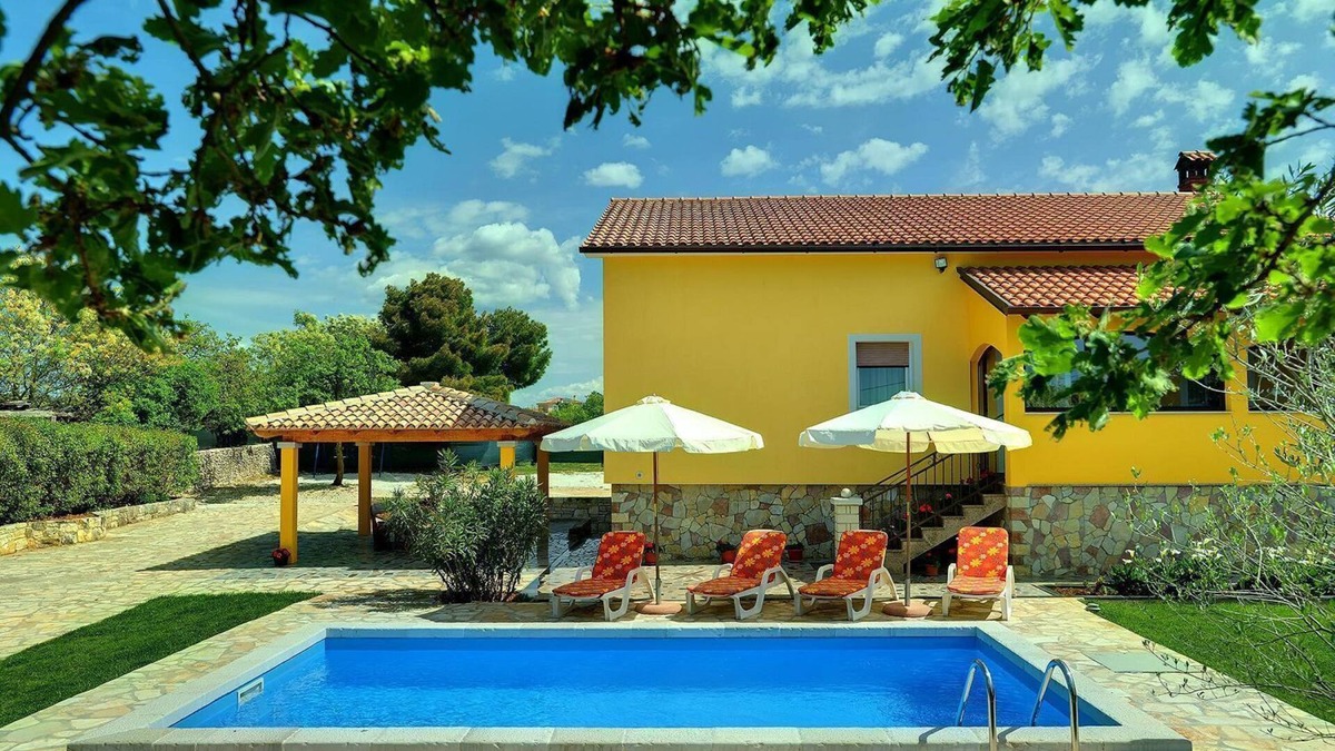 Jursici House | Sunny finca with private pool, volleyball field