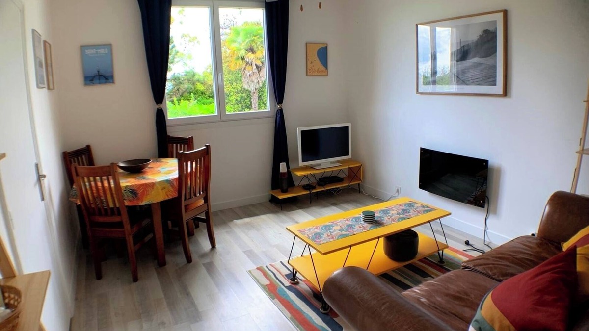 Chenac-Saint-Seurin-d'Uzet Apartment | Sunny apartment 12 mins to beach