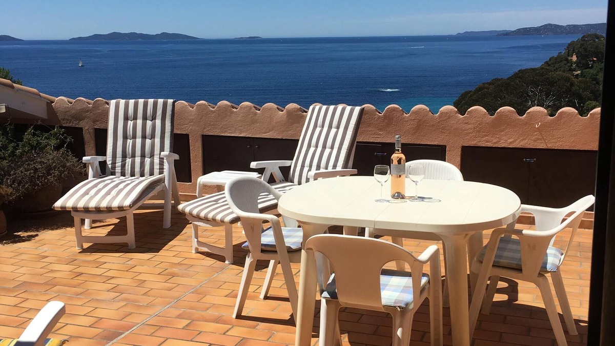 Le Rayol Apartment | Sunny fully equipped apartment with fantastic sea view.