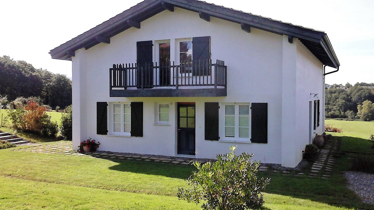 Saint-Pee-sur-Nivelle Apartment | Sunny garden apartment in a breathtaking location