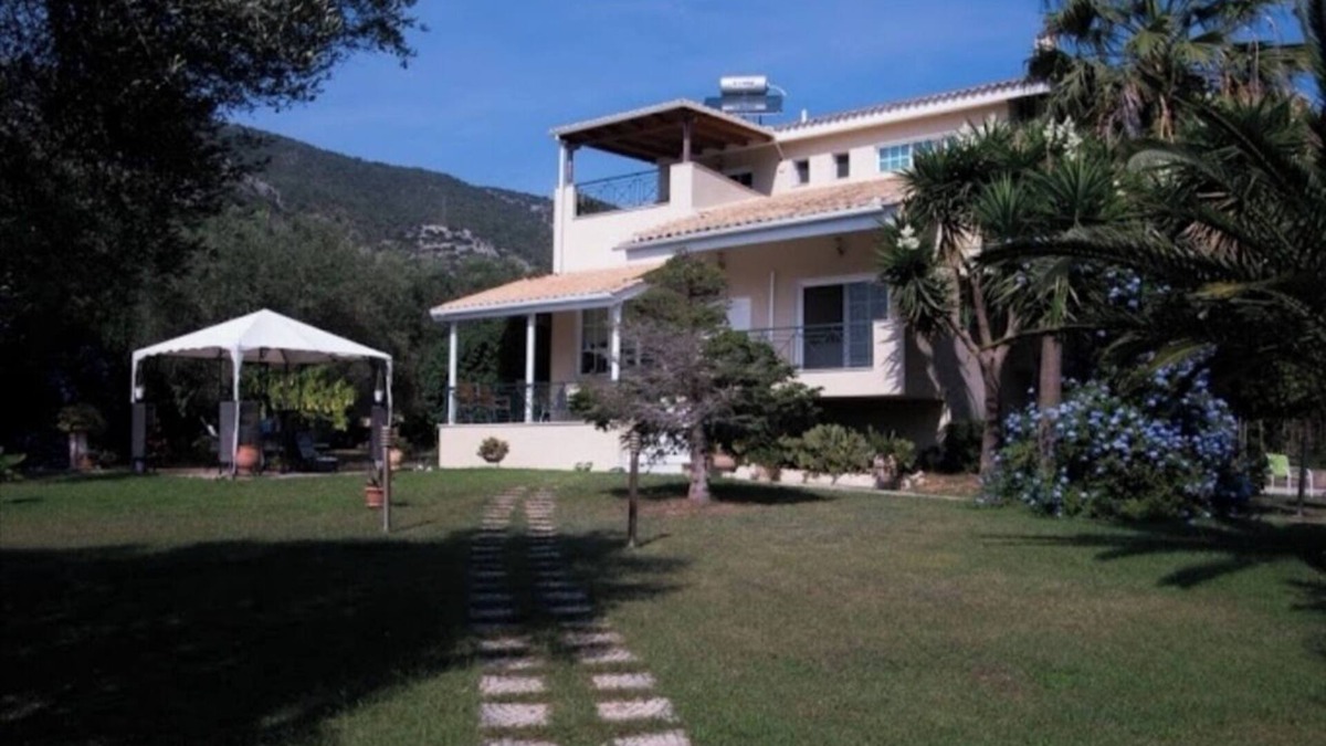 Plataria Villa | Sunny garden villa