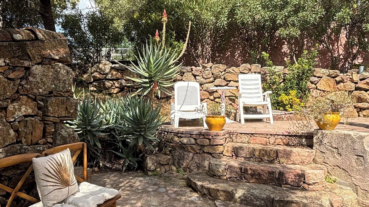 Porto Apartment | sunny green setting
