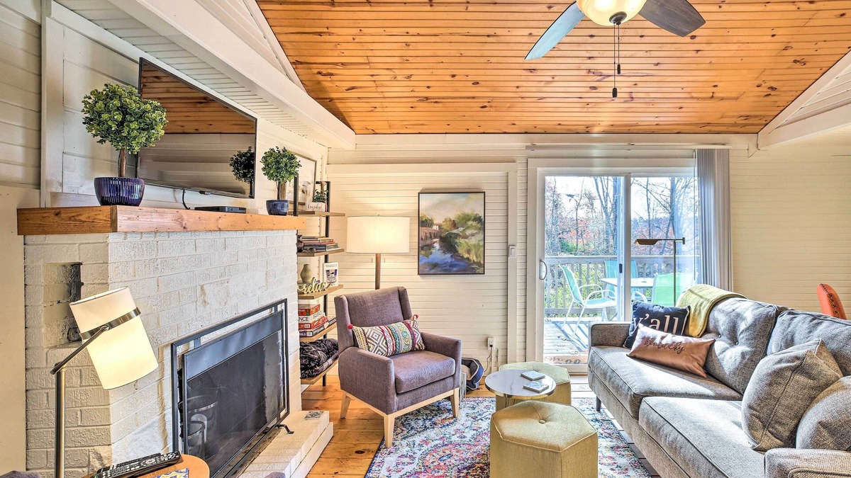 Williamstown Cabin | ‘Sunny Hill Cottage’ Dry Ridge Escape w/Deck!
