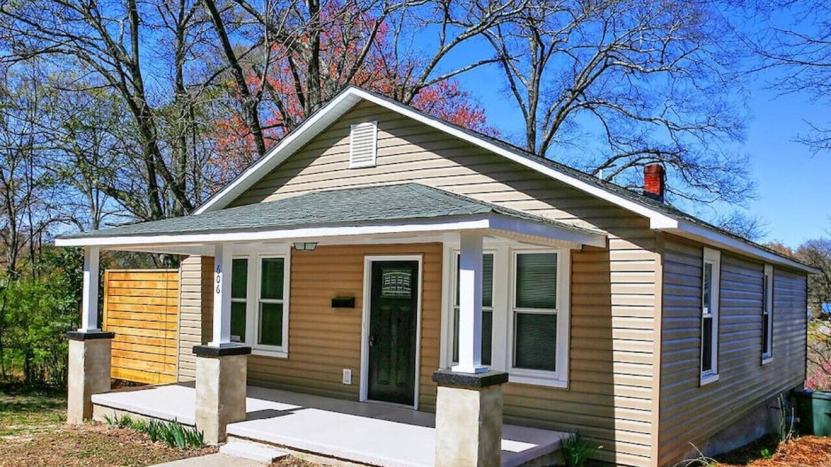 Lincolnton House | Sunny Hill Lincolnton Cottage | 4 Beds Close to Main St Shopping, Outdoor Deck