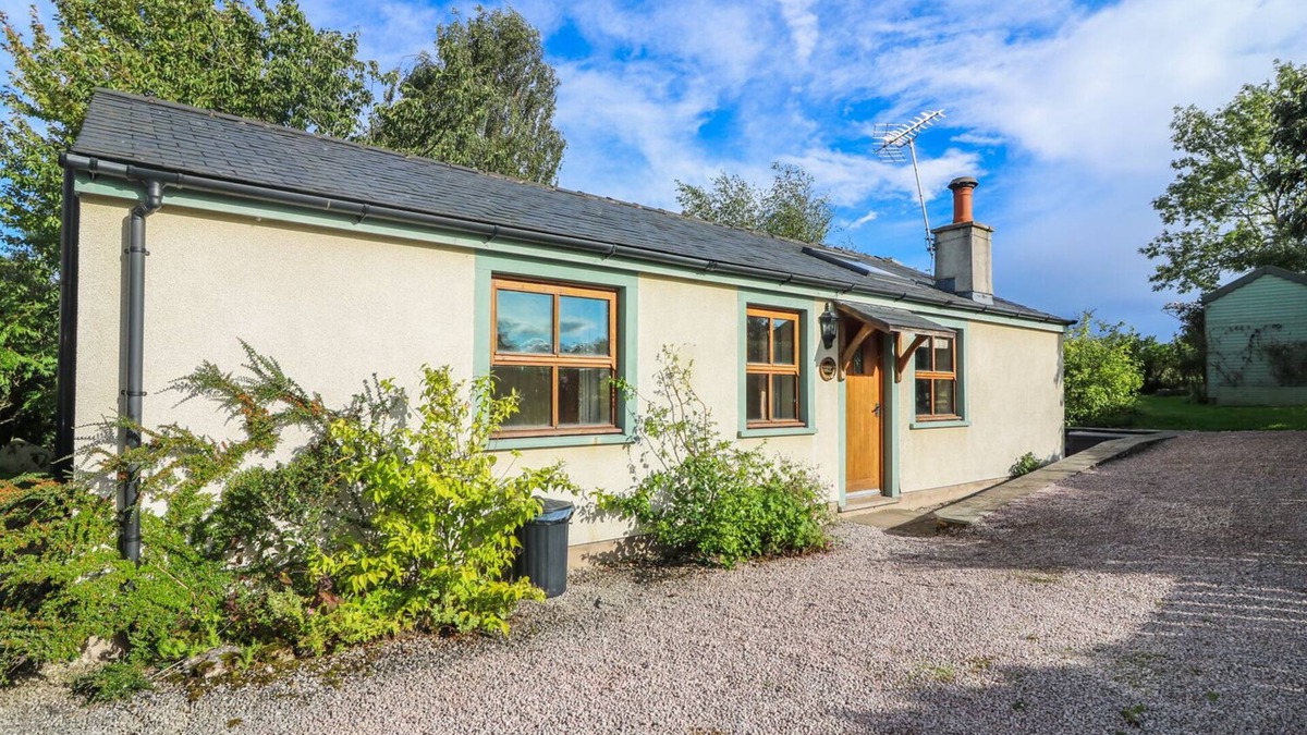 Penrith Cottage | SUNNY HILL, pet friendly, with open fire in Great Strickland