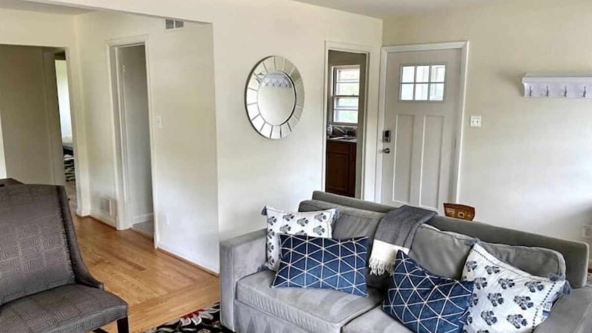 Cherrydale Apartment | Sunny Hilltop 2-BR Top Floor in Arlington