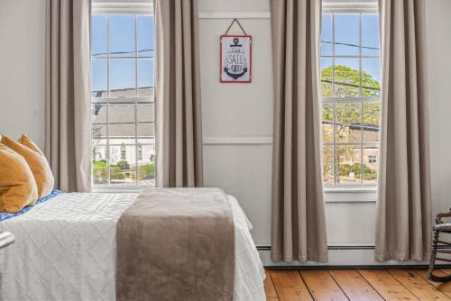 Mystic - New London House | Sunny Historic 3 BR Townhouse in Downtown Mystic