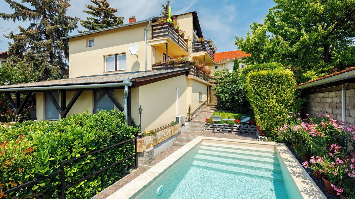 Balatonalmadi House | Sunny holiday home with Pool/BBQ area/AC/ParkingnCasa Montana-Country Apartment