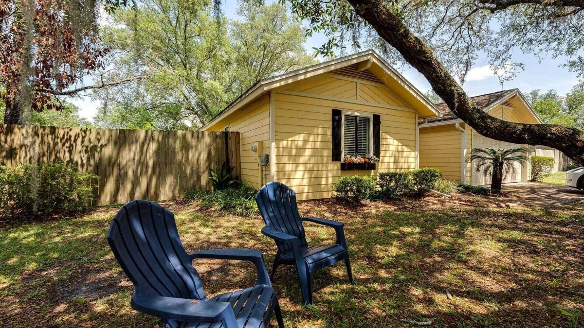 Doctors Inlet House | Sunny Home in a Quiet Neighborhood |Fenced Yard |Pet Friendly |King Suite