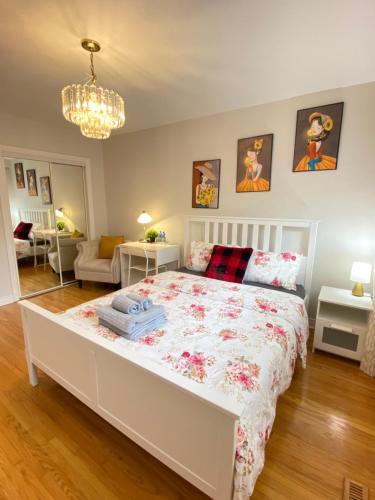 Black Creek House | Sunny House - Main Floor, Free parking, in Toronto