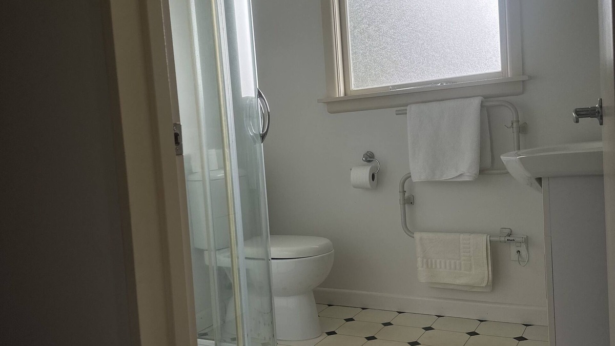 Burnside House | SUNNY HOUSE WITH 5 BEDROOMS 7 QUEEN BEDS 2 BATHROOMS NEAR AIRPORT