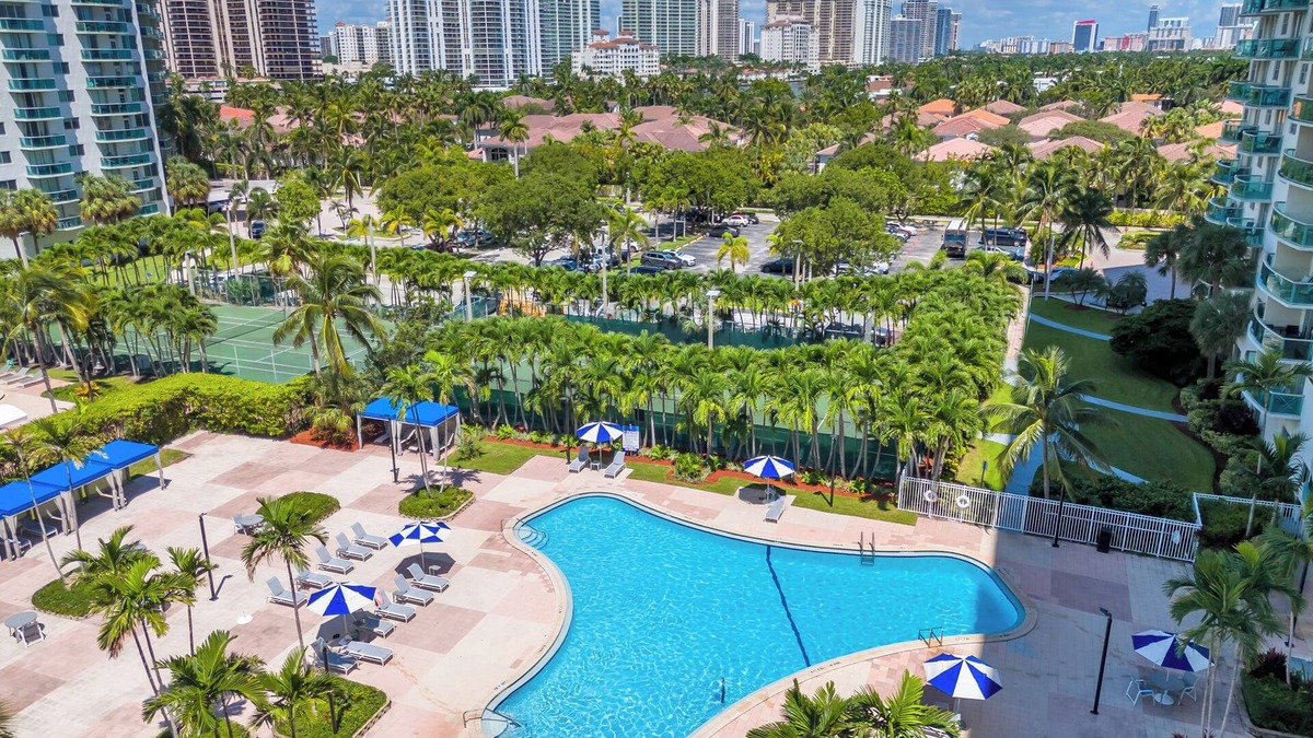 Sunny Isles Beach Apartment | Sunny Isles 2BR Ocean View, 1 Block from the Beachn