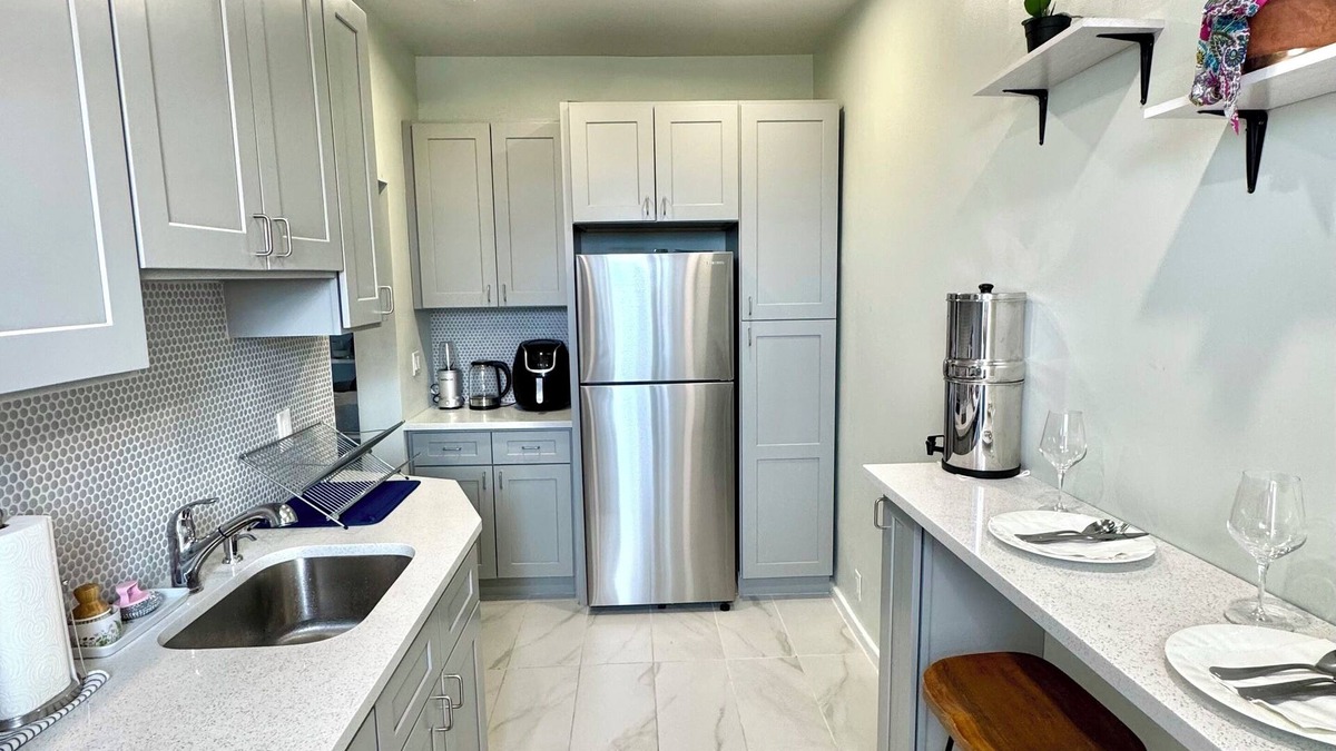 West Side Condo | Sunny Jersey City 1BR – Extended Stays, King Bed & Park View, 25min to NYC & EWR