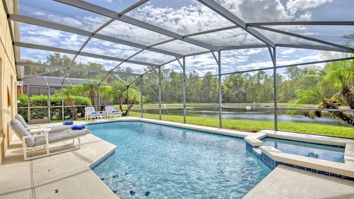 Sandy Ridge Villa | Sunny lake view villa -south facing pool -4 Beds, 2 en-suites near major parks