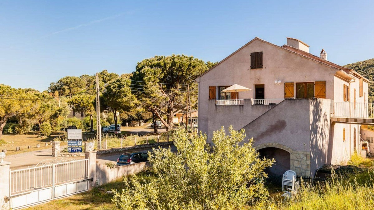 Farinole House | Sunny location near the sea
