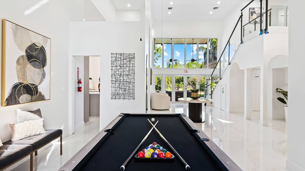 Parkland House | Sunny Luxury Villa w/POOL near Downtown!